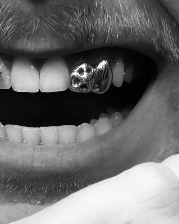 Grillz open face en argent porté