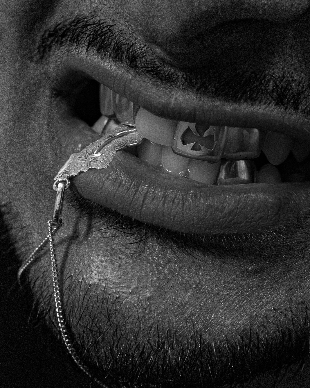 Grillz en argent avec croix découpée et chaîne