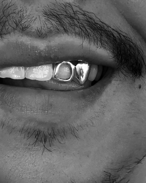 Grillz open face en argent porté