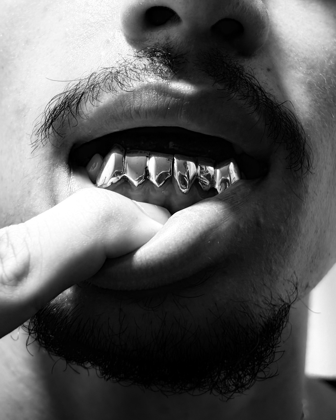 Grillz en argent sur les dents du bas